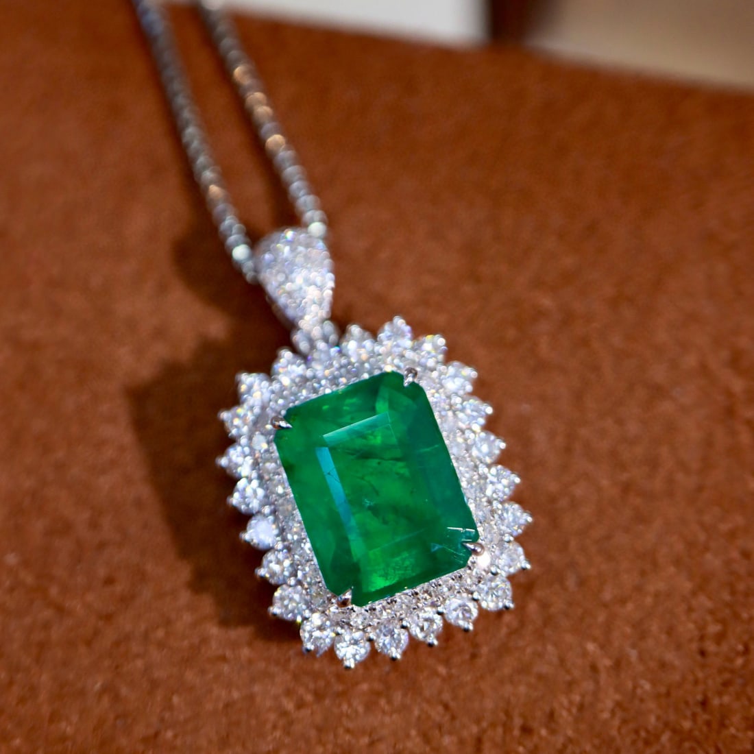 14k Gold 3.47 Ctw Vivid Green Natural Emerald & Diamond Pendant( Without Chain ): Ref:230978215 // gold content:14k gold // main gemstone:emerald // shape:octagonal // carat weight:2. 82ct // color:vivid green // treatment:natural // // adjacent gemstone 2 : diamond // shape:round