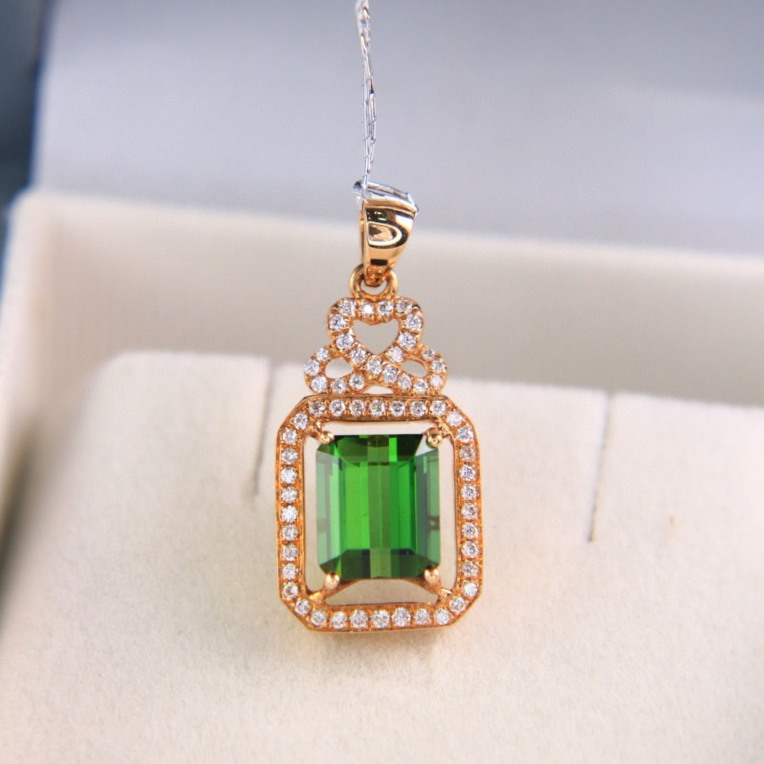 14k Gold 1.98 Ctw Natural Tourmaline & Diamond Pendant( Without Chain ): Ref:230978380 // gold content:14k gold // main gemstone:tourmaline // shape:octagonal // carat weight:1. 80ct // color:green // treatment:natural // // adjacent gemstone 2 : diamond // shape:round
