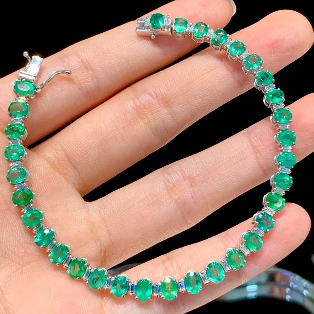 14k Gold 9.15 Ctw Natural Emerald & Diamond Bracelet: Ref:230978410 // gold content:14k gold // main gemstone:emerald // shape:oval // carat weight:8. 15ct // color:green // treatment:natural // // adjacent gemstone 2 : diamond // shape:baguette //