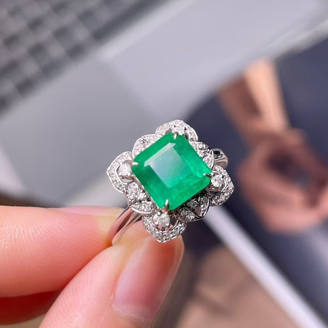 14k Gold 2.5 Ct Natural Emerald & Diamond Ring: Ref:230978435 // gold content:14k gold // ring size:7. 25us // // main gemstone:emerald // shape:octagonal // carat weight:2. 5ct // color:green // treatment:natural // // adjacent gemstone 2 :