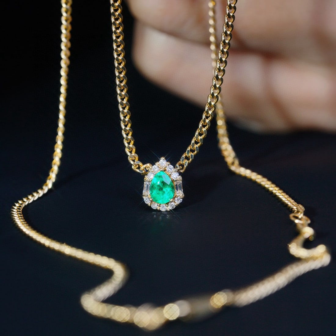 14k Gold 0.44 Ctw Natural Emerald & Diamond Necklace: Ref:230978437 // gold content:14k gold // main gemstone:emerald // shape:pear // carat weight:0. 28ct // color:green // treatment:natural // // adjacent gemstone 2 : diamond // shape:multiply //