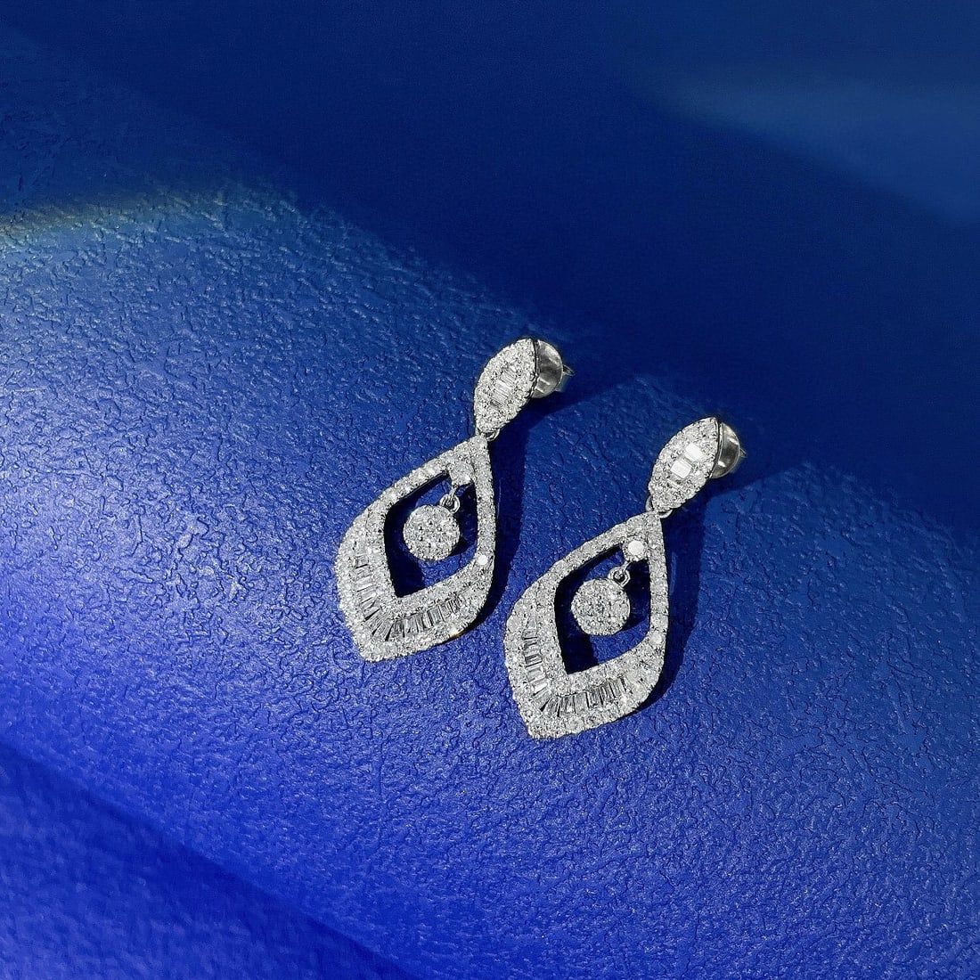 18k Gold 1.12 Ctw Natural H Diamond Earrings: Ref:231125003 // gold content:18k gold // main gemstone:diamond // shape:baguette // carat weight:0. 20ct // clarity grade:vs-si // color:h // treatment:natural // // adjacent gemstone 2 : diamond