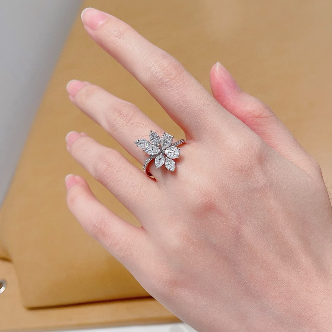 18k Gold 0.86 Ctw Natural H Diamond Ring - 4