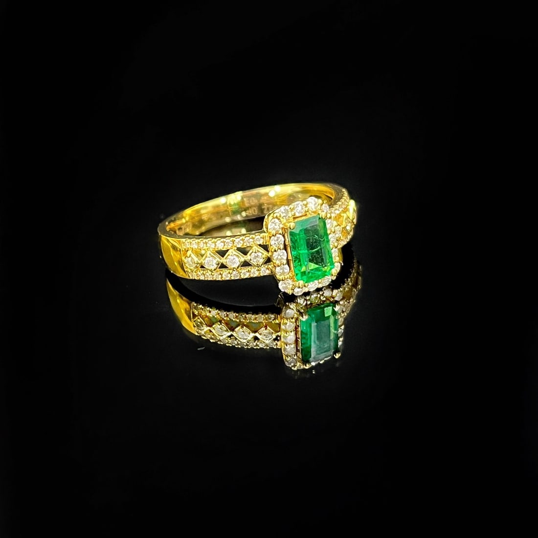 18k Gold 0.72 Ctw Natural Emerald & Diamond Ring - 3