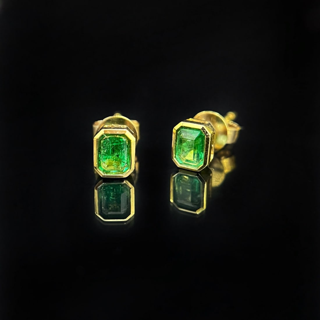 18k Gold 0.38 Ct Natural Emerald Earrings - 2
