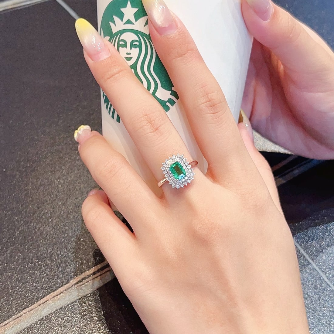 18k Gold 1.22 Ctw Natural Emerald & Diamond Ring - 4
