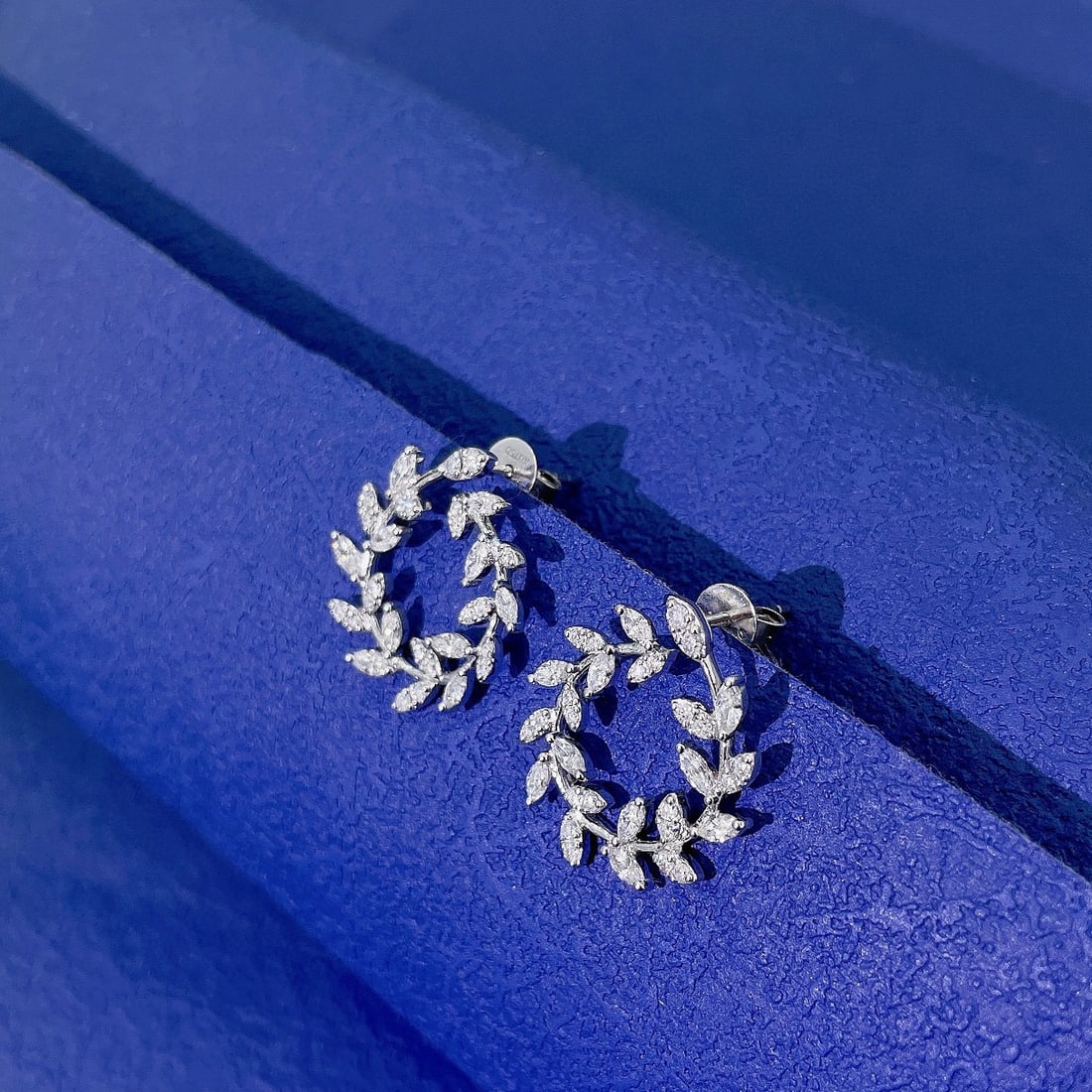 18k Gold 0.84 Ctw Natural H Diamond Earrings - 3