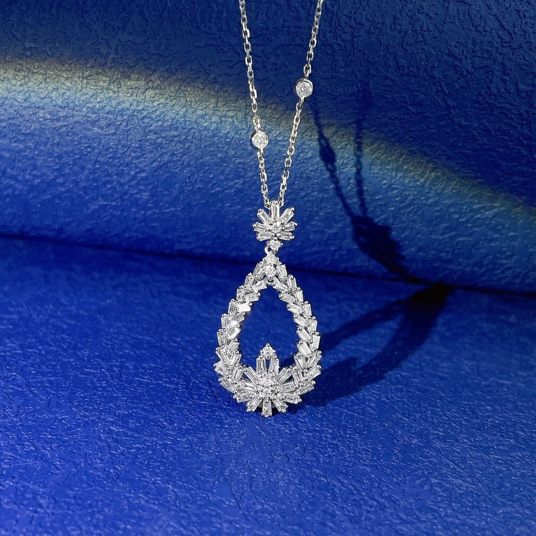 18k Gold 0.44 Ct Natural H Diamond Necklace: Ref:231125014 // gold content:18k gold // main gemstone:diamond // shape:multiple // carat weight:0. 44ct // clarity grade:vs-si // color:h // treatment:natural // Condition: New Low Estimate: 3300 H