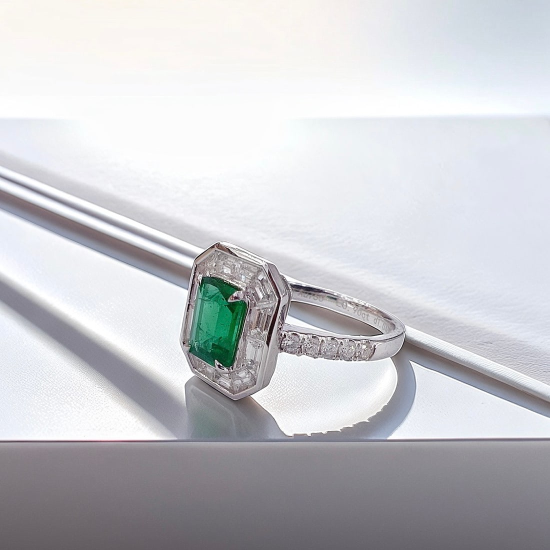 18k Gold 1.94 Ctw Vivid Green Natural Emerald & Diamond Ring - 2