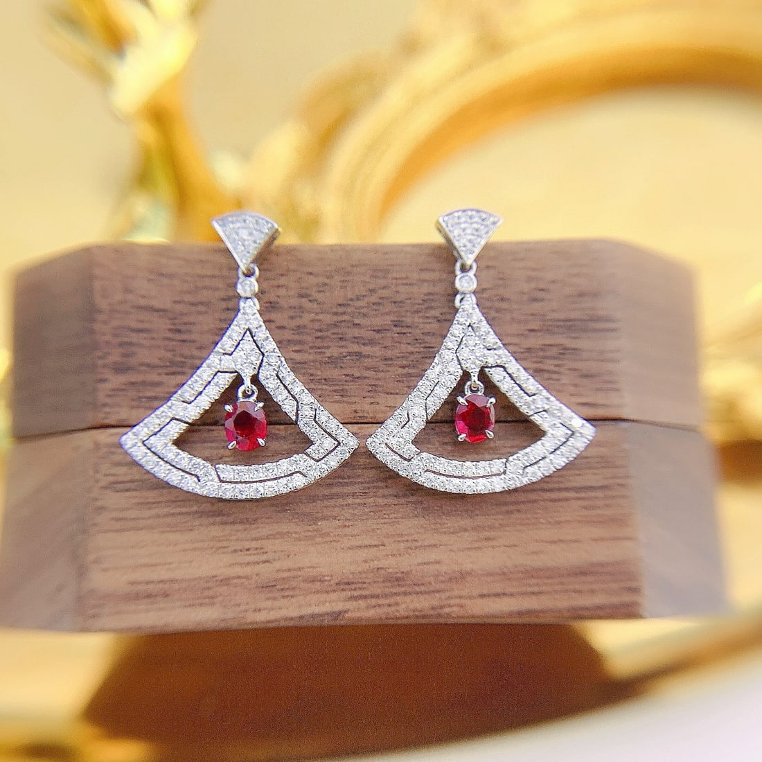18k Gold 0.89 Ctw Natural Ruby & Diamond Earrings: Ref:231125027 // gold content:18k gold // main gemstone:ruby // shape:oval // carat weight:0. 36ct // color:red // treatment:natural // // adjacent gemstone 2 : diamond // shape:round // carat weight:
