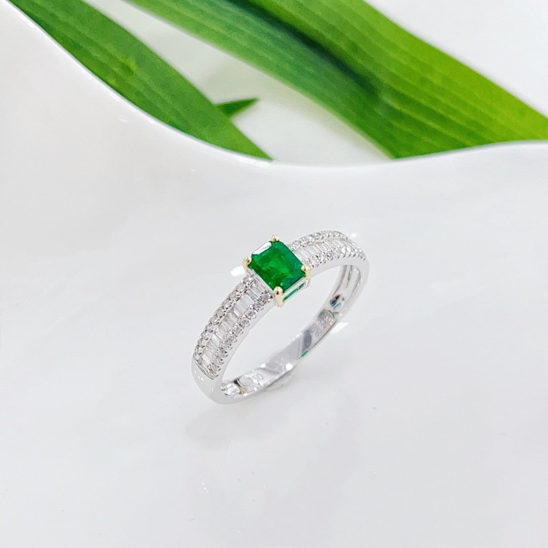 18k Gold 0.48 Ctw Vivid Green Natural Emerald & Diamond Ring - 5