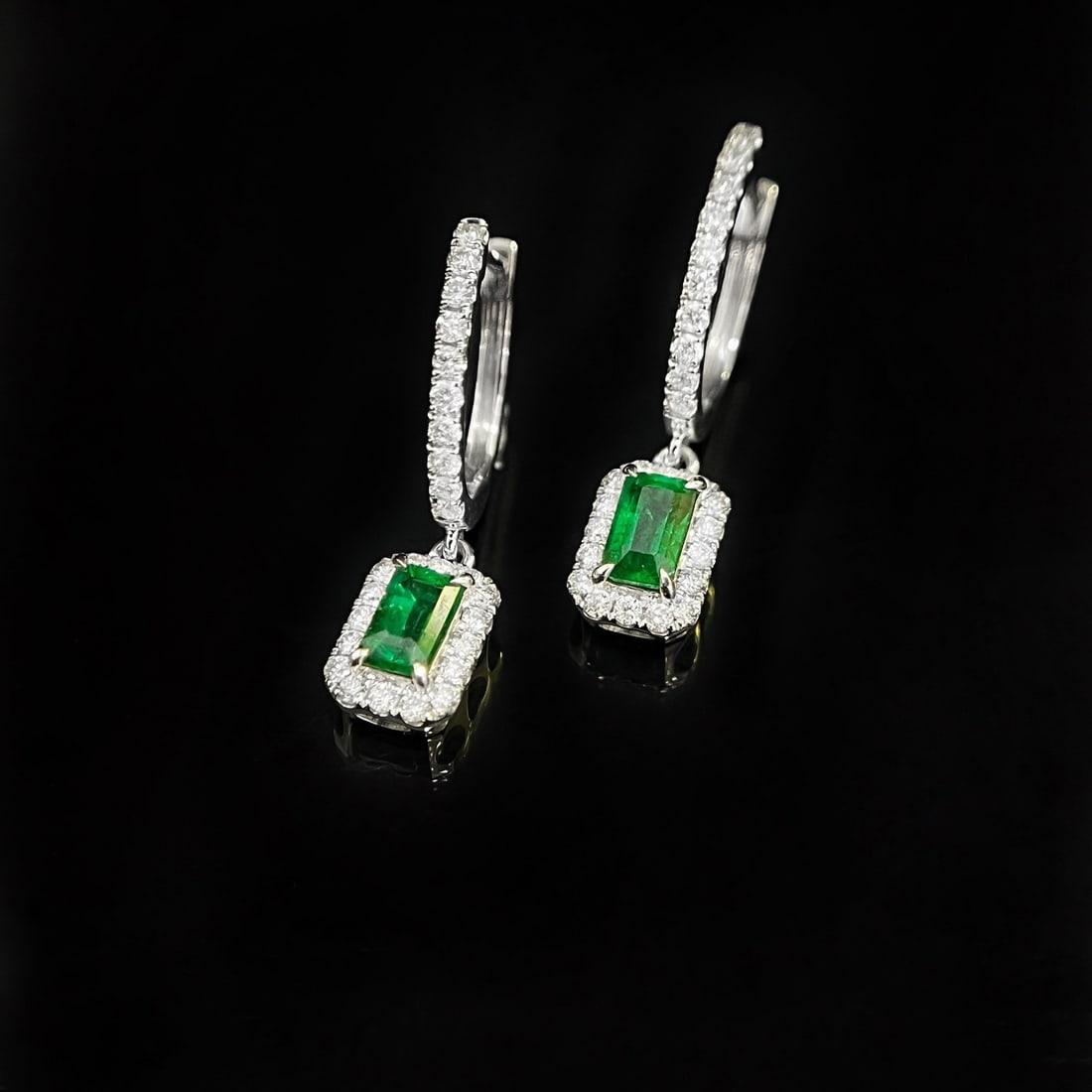 18k Gold 0.98 Ctw Vivid Green Natural Emerald & Diamond Earrings - 3