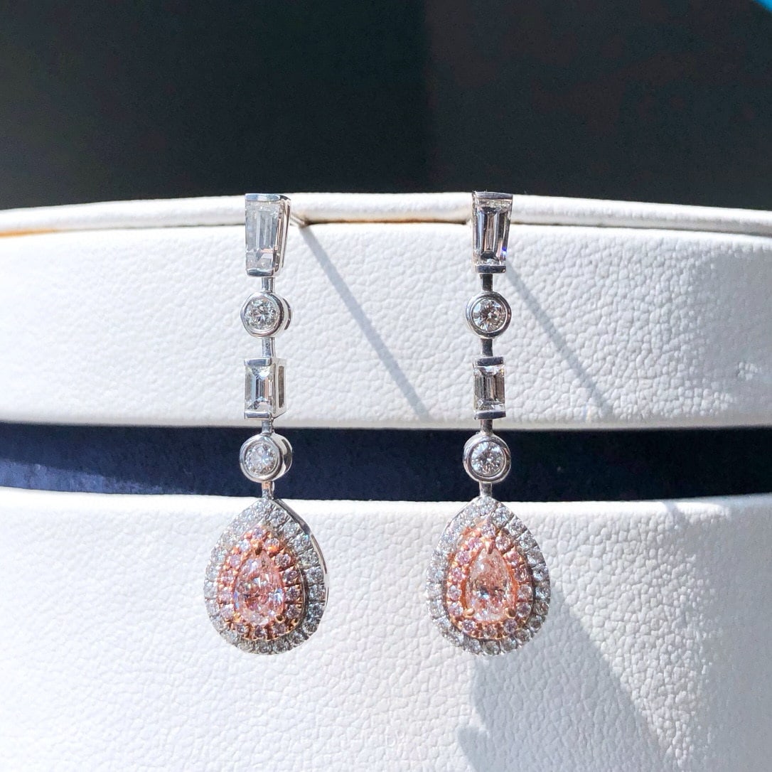 18k Gold 1.27 Ctw Natural Pink Diamond & Diamond Earrings: Ref:231125033 // gold content:18k gold // main gemstone:pink diamond // shape:pear // carat weight:0. 39ct // color:pink // treatment:natural // // adjacent gemstone 2 : diamond // shape:multiple // c