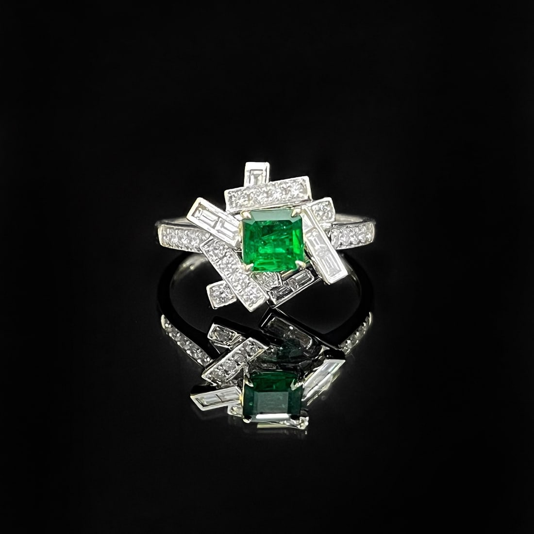 18k Gold 1.01 Ctw Vivid Green Natural Emerald & Diamond Ring: Ref:231125037 // gold content:18k gold // ring size:6. 25us // // main gemstone:emerald // shape:octagonal // carat weight:0. 50ct // color:vivid green // treatment:natural // // adjacent gemstone 2 :