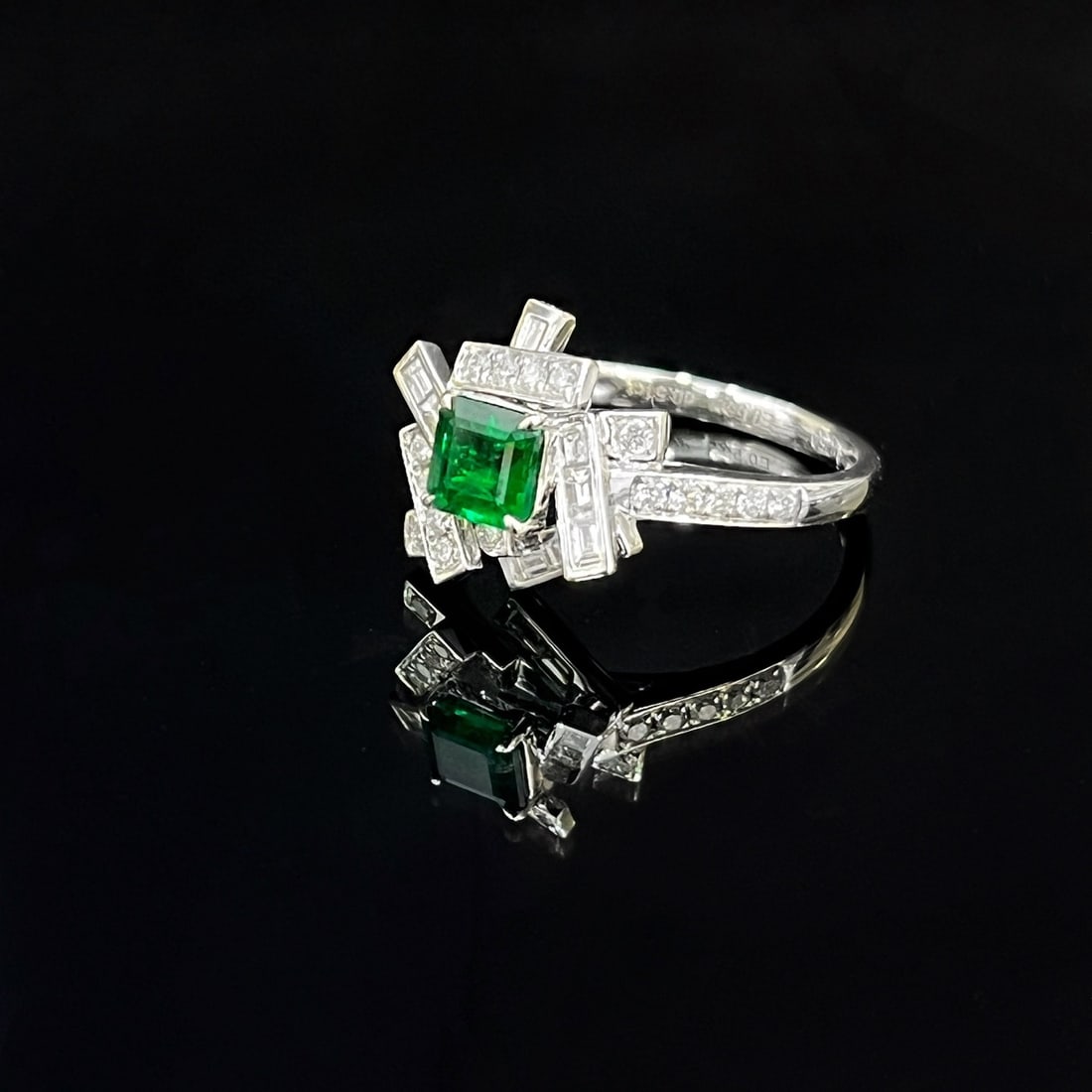 18k Gold 1.01 Ctw Vivid Green Natural Emerald & Diamond Ring - 2