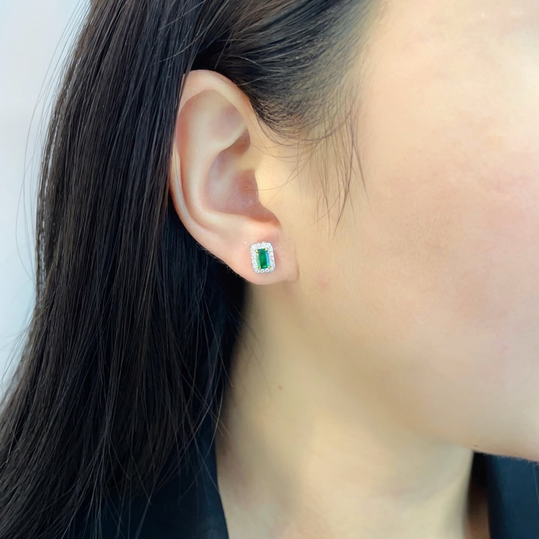 18k Gold 0.68 Ctw Vivid Green Natural Emerald & Diamond Earrings - 2