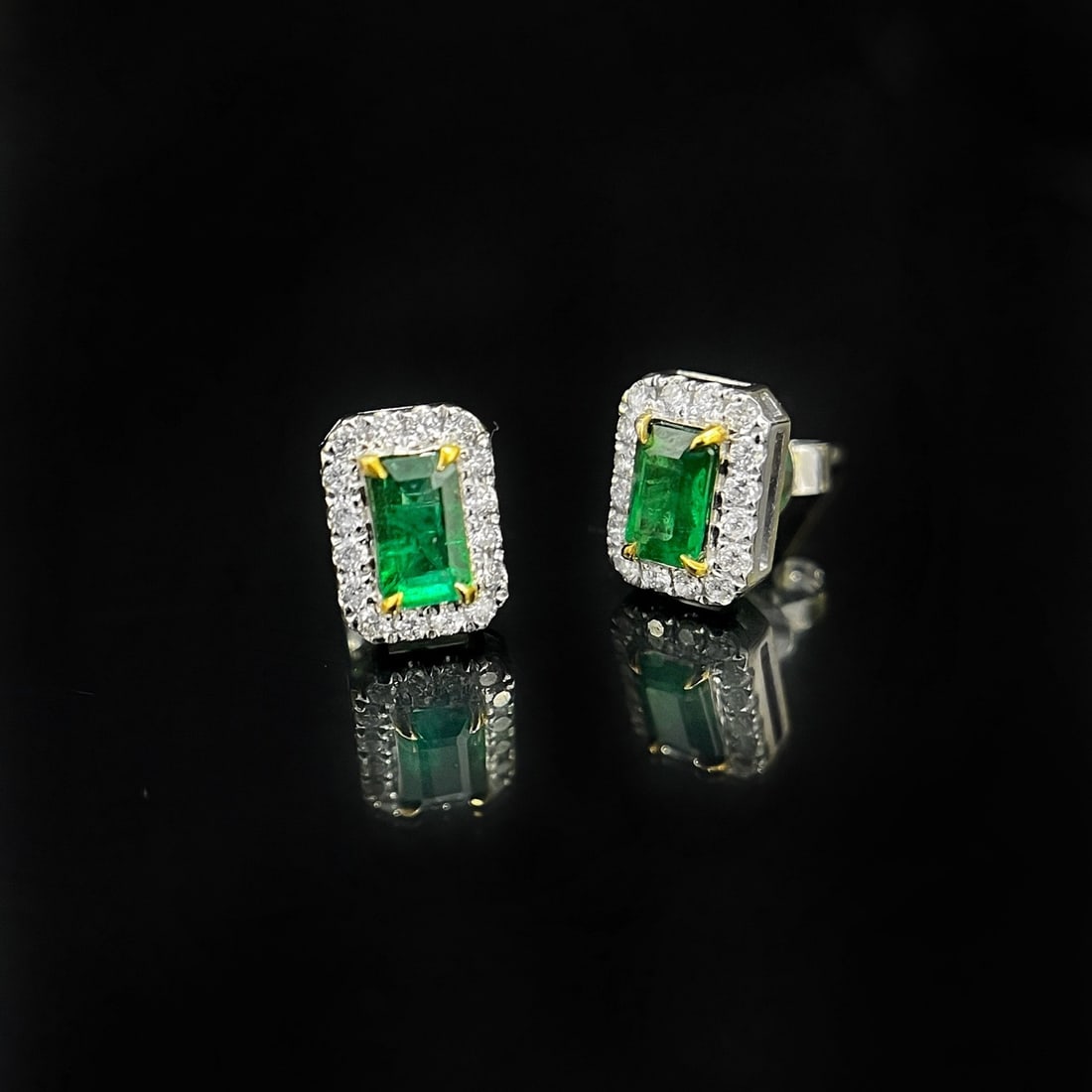 18k Gold 0.68 Ctw Vivid Green Natural Emerald & Diamond Earrings - 3