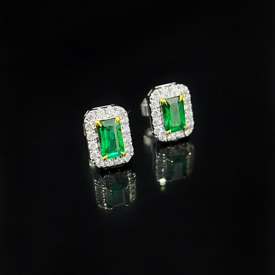 18k Gold 0.68 Ctw Vivid Green Natural Emerald & Diamond Earrings - 4