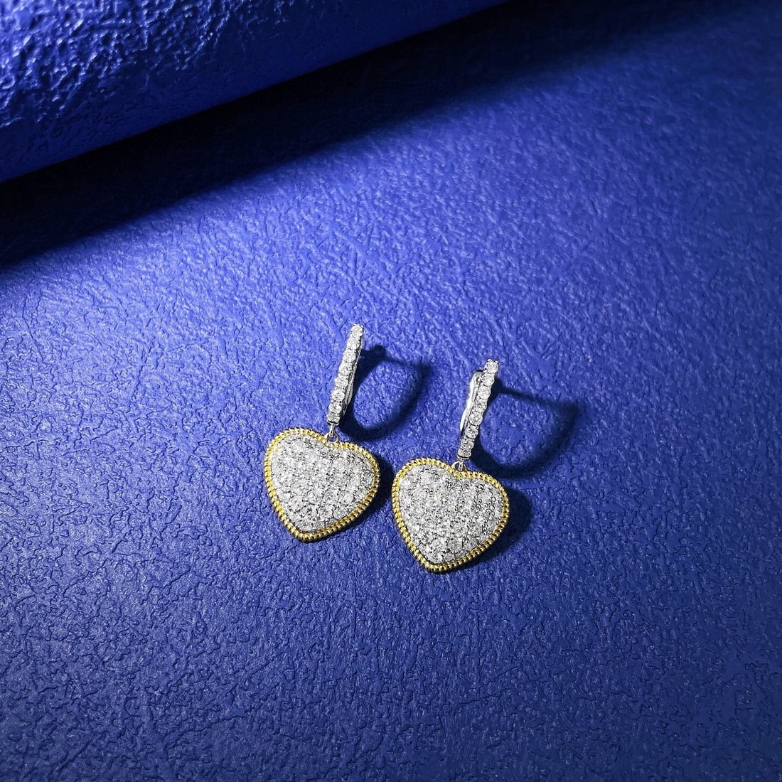 18k Gold 0.84 Ct Natural H Diamond Earrings: Ref:231125051 // gold content:18k gold // main gemstone:diamond // shape:round // carat weight:0. 84ct // clarity grade:vs-si // color:h // treatment:natural // cut grade:g // High Estimate: 6400 Con