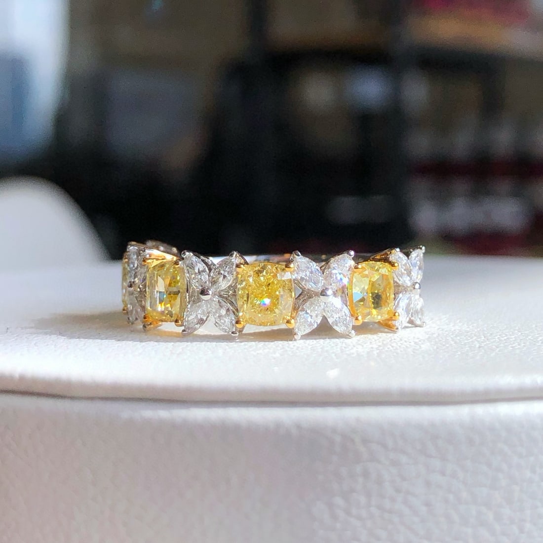 18k Gold 2.57 Ctw Natural Yellow Diamond & Diamond Ring - 3