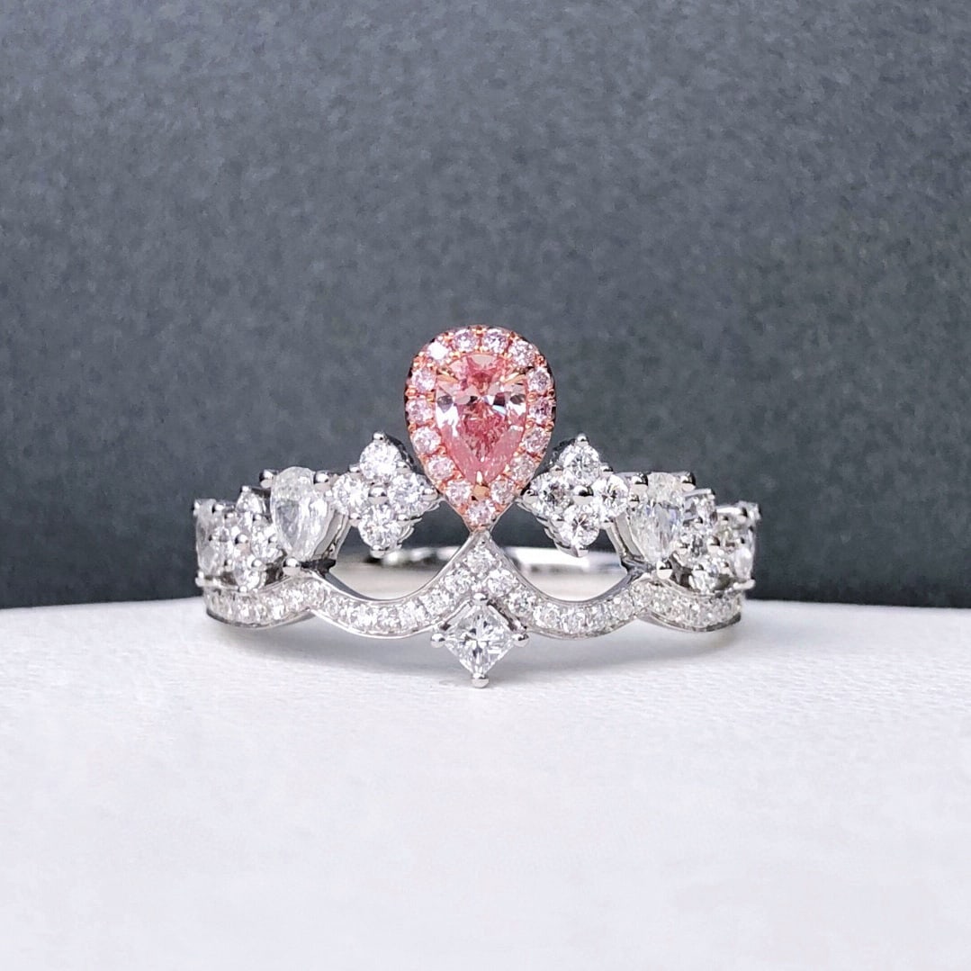 18k Gold 0.14 Ct Natural Pink Diamond & Diamond Ring: Ref:231125063 // gold content:18k gold // ring size:6. 25us // // main gemstone:pink diamond // shape:pear // carat weight:0. 14ct // color:pink // treatment:natural // // adjacent gemstone 2 : diamon