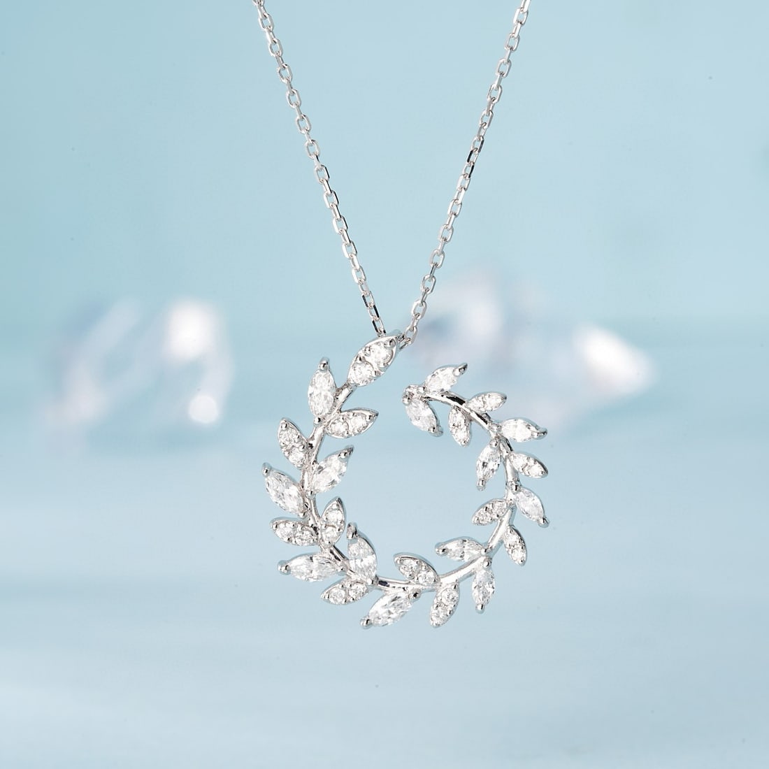 18k Gold 0.50 Ctw Natural H Diamond Necklace: Ref:231125066 // gold content:18k gold // main gemstone:diamond // shape:marquise // carat weight:0. 36ct // clarity grade:vs-si // color:h // treatment:natural // // adjacent gemstone 2 : diamond //