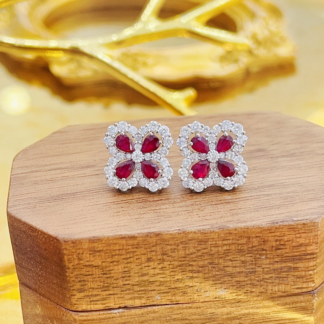 18k Gold 2.08 Ctw Natural Ruby & Diamond Earrings: Ref:231125070 // gold content:18k gold // main gemstone:ruby // shape:pear // carat weight:1. 08ct // color:red // treatment:natural // // adjacent gemstone 2 : diamond // shape:round // carat