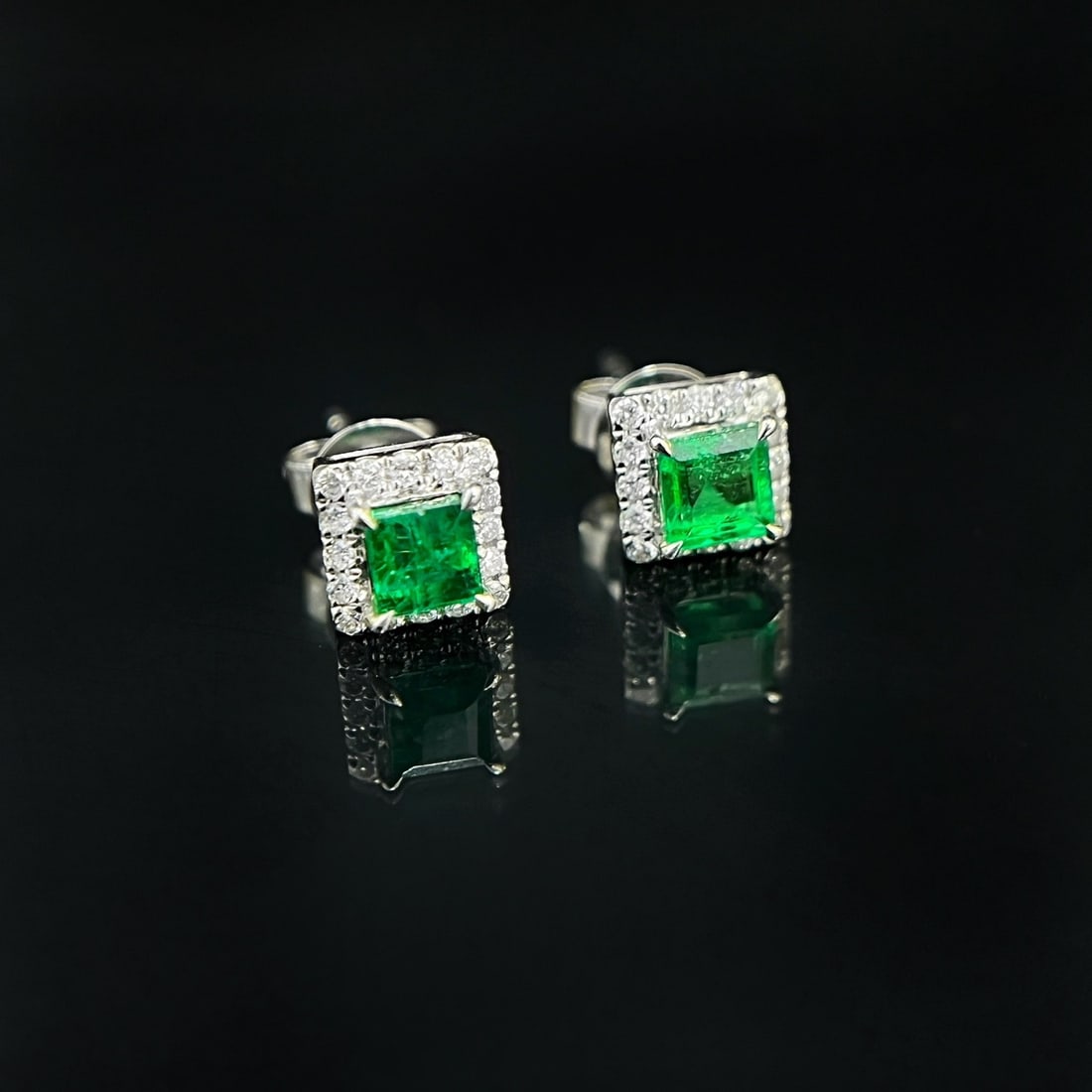 18k Gold 0.54 Ctw Natural Emerald & Diamond Earrings - 4