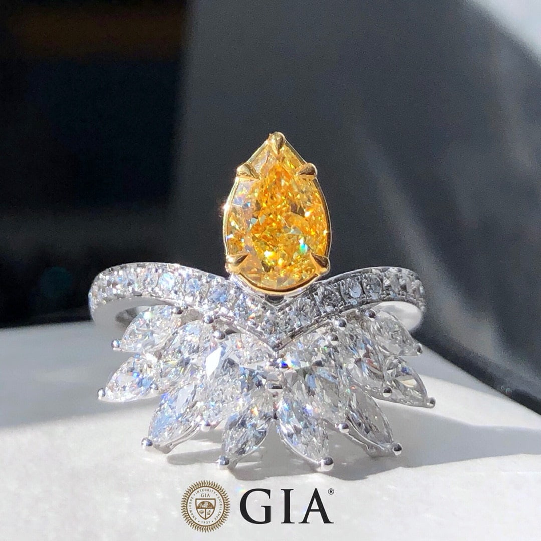 Gia Certified 18k Gold 2.49 Ctw Natural Yellow Diamond & Diamond Ring: Ref:231125080 // gold content:18k gold // ring size:6. 25us // // main gemstone:yellow diamond // certified:gia // shape:pear // carat weight:1. 05ct // clarity grade:vs1 // color:yellow // treatment: