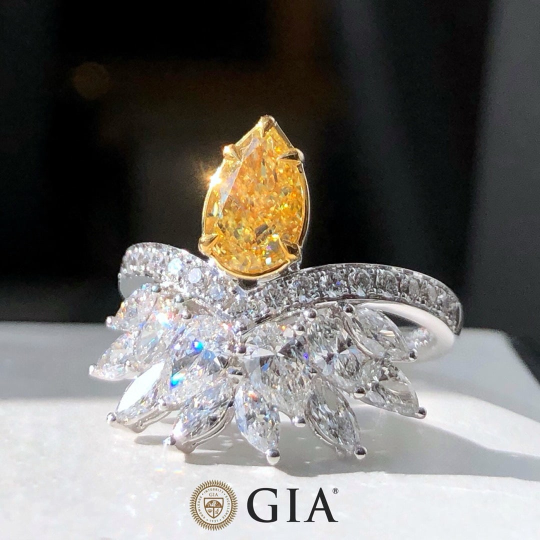Gia Certified 18k Gold 2.49 Ctw Natural Yellow Diamond & Diamond Ring - 2