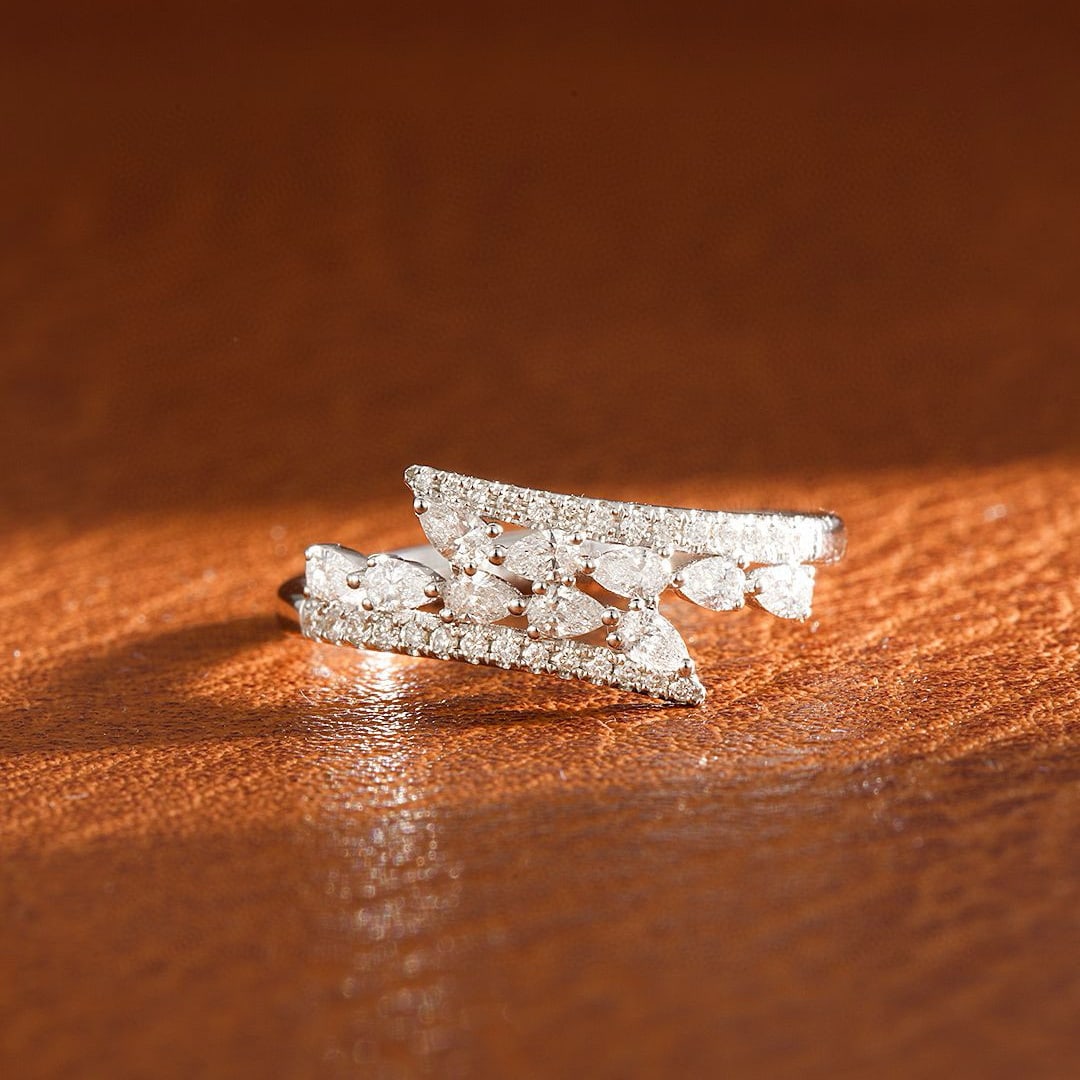 18k Gold 0.35 Ctw Natural H Diamond Ring: Ref:231125082 // gold content:18k gold // ring size:8us // // main gemstone:diamond // shape:pear // carat weight:0. 26ct // clarity grade:vs-si // color:h // treatment:natural // // adjacent