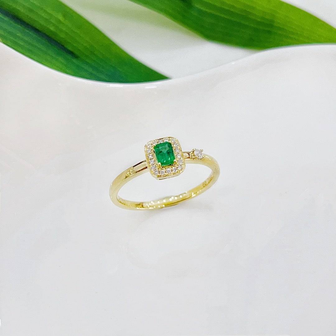 18k Gold 0.31 Ctw Natural Emerald & Diamond Ring: Ref:231125087 // gold content:18k gold // ring size:6. 25us // // main gemstone:emerald // shape:octagonal // carat weight:0. 22ct // color:green // treatment:natural // // adjacent gemstone 2 : diamo