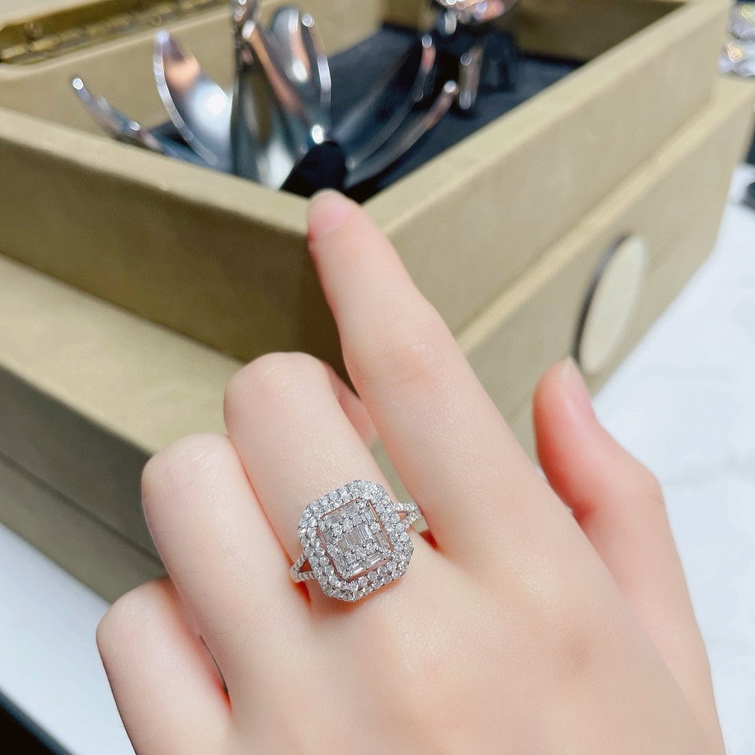 18k Gold 0.82 Ctw Natural H Diamond Ring - 4