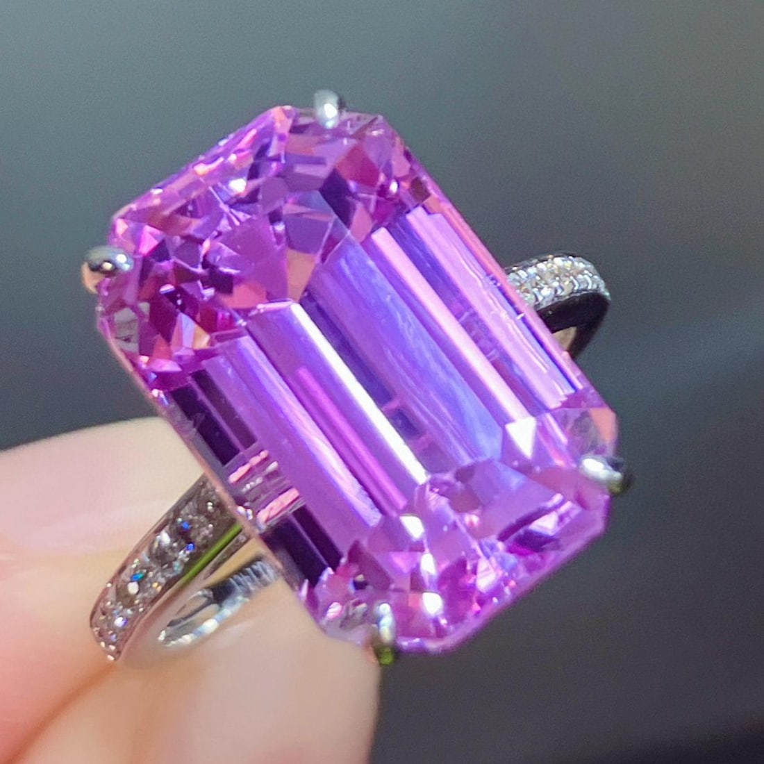 14k Gold 11.70 Ctw Natural Kunzite & Diamond Ring: Ref:231125115 // gold content:14k gold // ring size:7. 25us // // main gemstone:kunzite // shape:octagonal // carat weight:11. 56ct // color:purple // treatment:natural // // adjacent gemstone 2 : dia