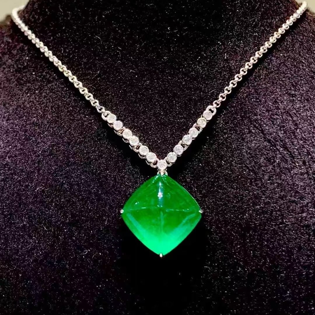 14k Gold 8.88 Ct Natural Emerald & Diamond Necklace: Ref:231125134 // gold content:14k gold // main gemstone:emerald // shape:sugar-loaf // carat weight:8. 88ct // color:green // treatment:natural // // adjacent gemstone 2 : diamond // shape:round //
