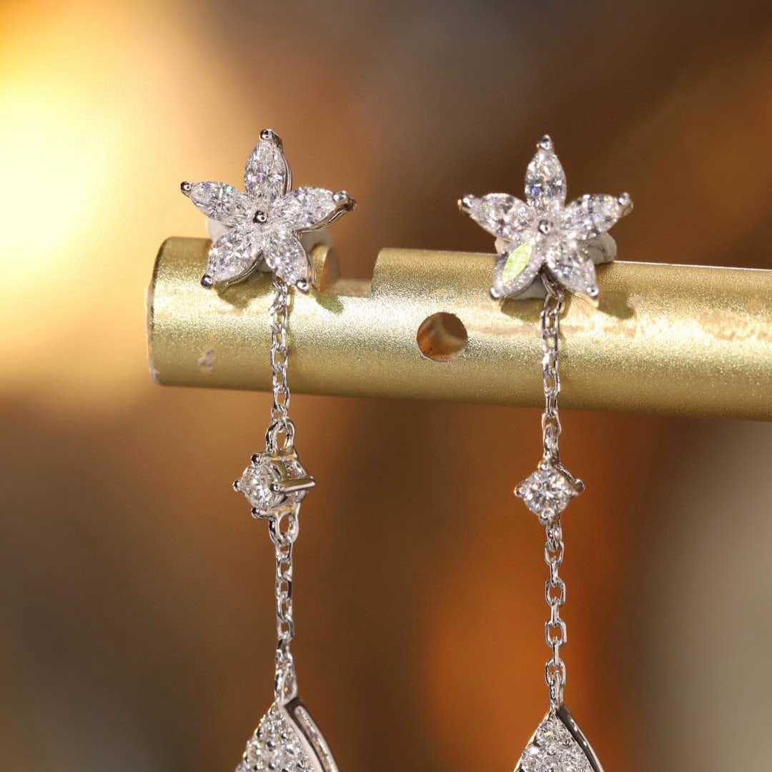 14k Gold 0.6 Ct Natural H Diamond Earrings: Ref:231125184 // gold content:14k gold // main gemstone:diamond // shape:multiple // carat weight:0. 6ct // clarity grade:vs-si // color:h // treatment:natural // High Estimate: 5300 Low Estimate: 35