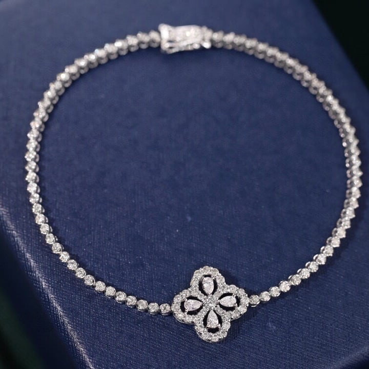 14k Gold 1.5 Ct Natural H Diamond Bracelet: Ref:231125185 // gold content:14k gold // main gemstone:diamond // shape:multiple // carat weight:1. 5ct // clarity grade:vs-si // color:h // treatment:natural // Condition: New Low Estimate: 6800 Hi