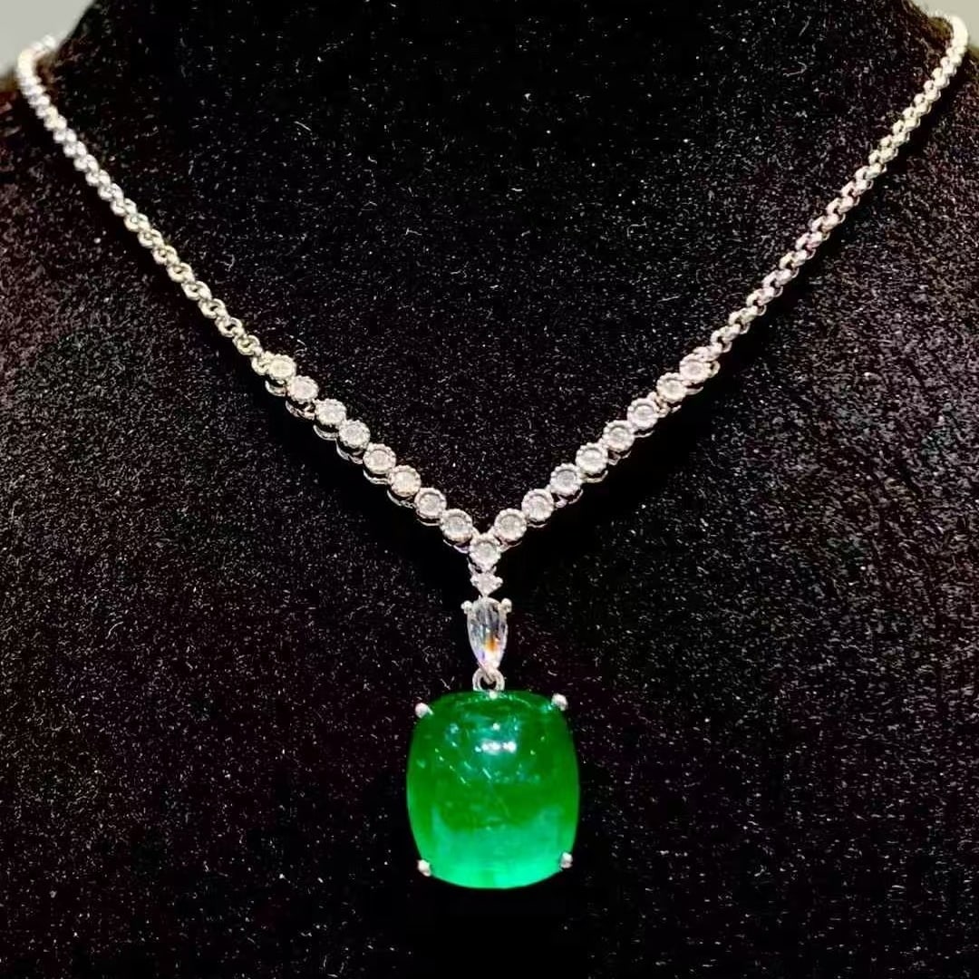 14k Gold 5.5 Ct Natural Emerald & Diamond Necklace: Ref:231125209 // gold content:14k gold // main gemstone:emerald // shape:sugar-loaf // carat weight:5. 5ct // color:green // treatment:natural // // adjacent gemstone 2 : diamond // shape:round // cla