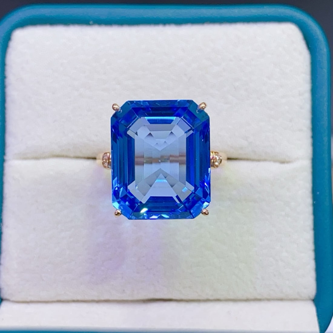 14k Gold 18.02 Ctw Natural Topaz & Diamond Ring: Ref:231125230 // gold content:14k gold // ring size:7. 25us // // main gemstone:topaz // shape:octagonal // carat weight:18ct // color:blue // treatment:natural // // adjacent gemstone 2 : diamond //