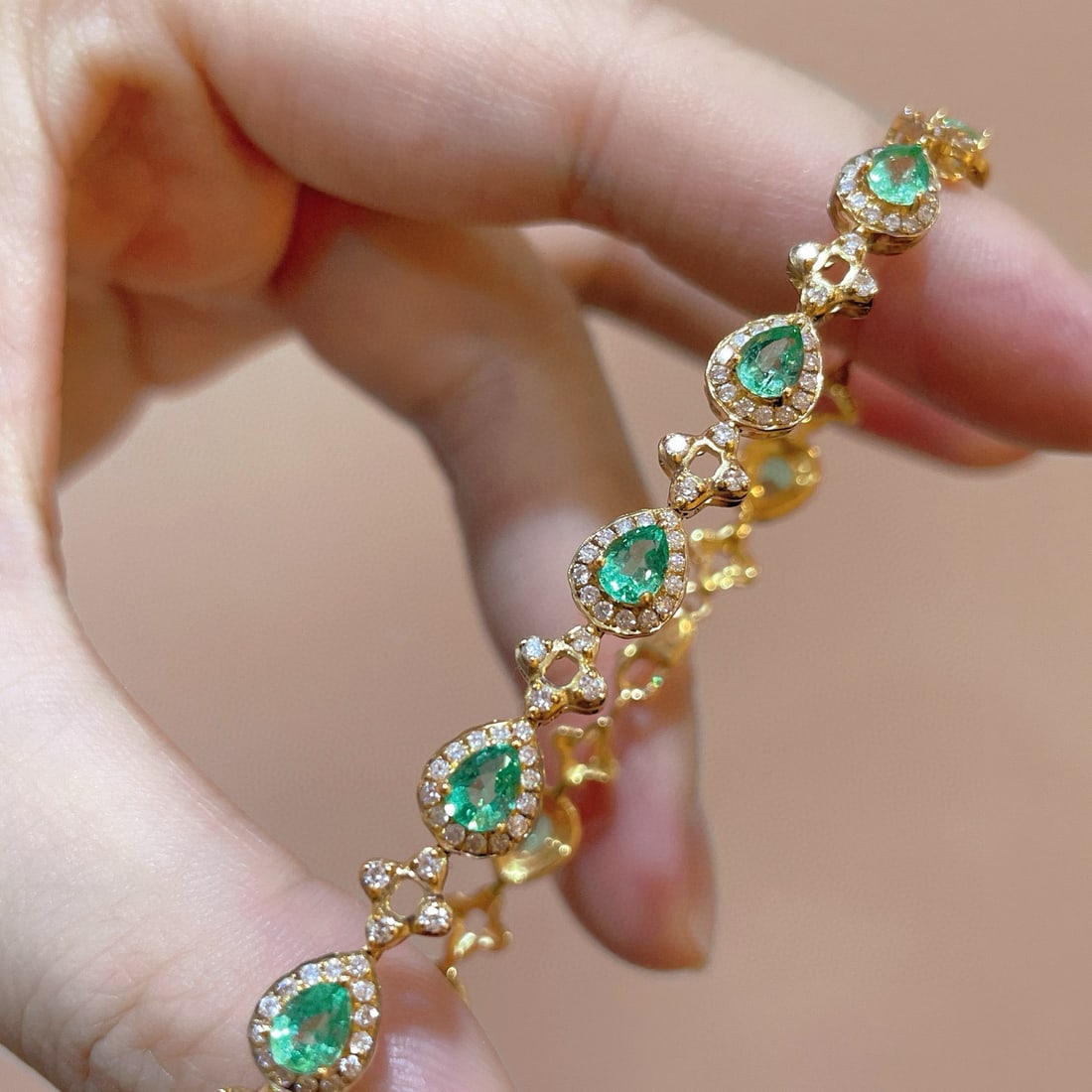 14k Gold 4.11 Ctw Natural Emerald & Diamond Bracelet: Ref:231125260 // gold content:14k gold // main gemstone:emerald // shape:pear // carat weight:2. 76ct // color:green // treatment:natural // // adjacent gemstone 2 : diamond // shape:round // carat we