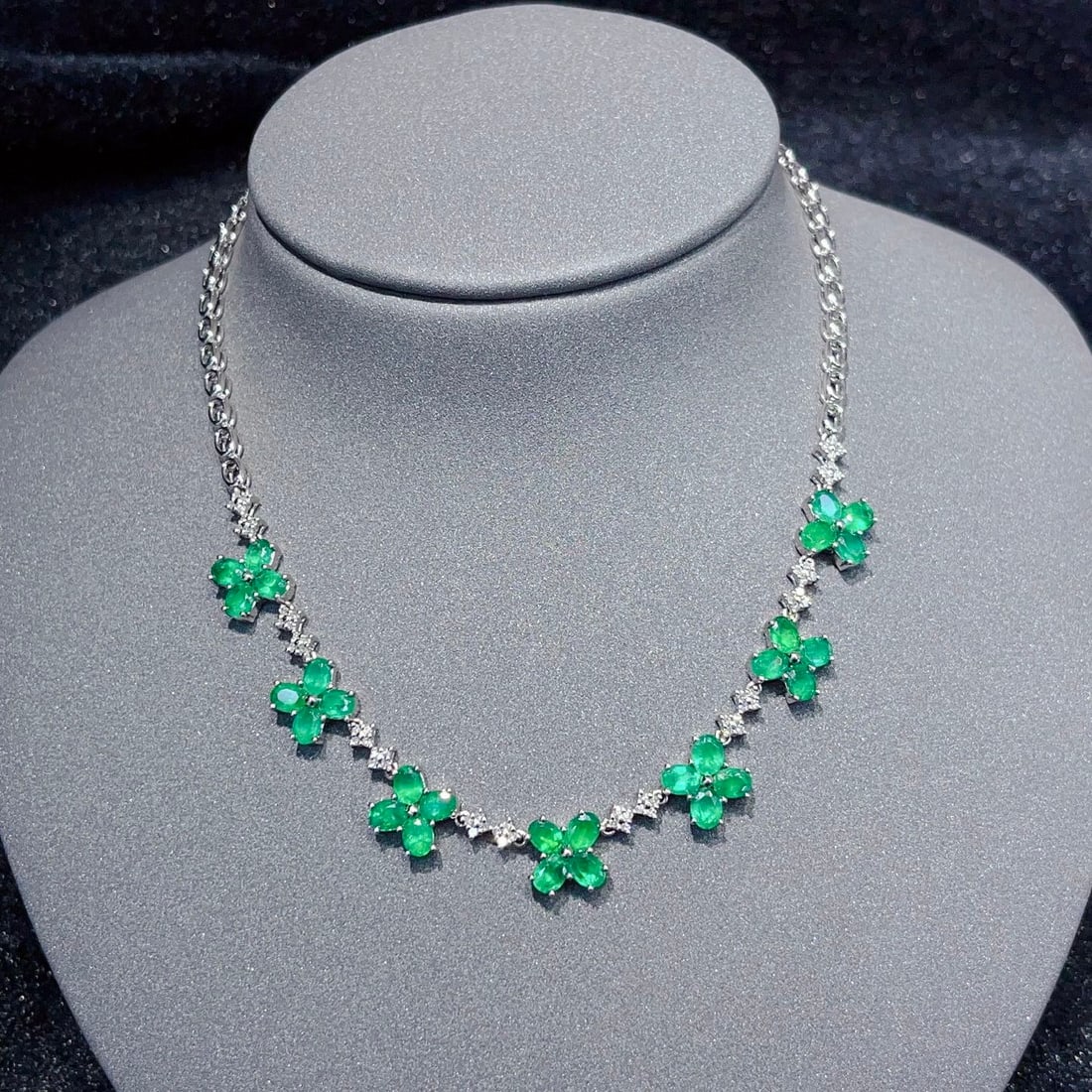 14k Gold 6.88 Ct Natural Emerald & Diamond Necklace: Ref:231126064 // gold content:14k gold // main gemstone:emerald // shape:oval // carat weight:6. 88ct // color:green // treatment:natural // // adjacent gemstone 2 : diamond // number of stones:64 //