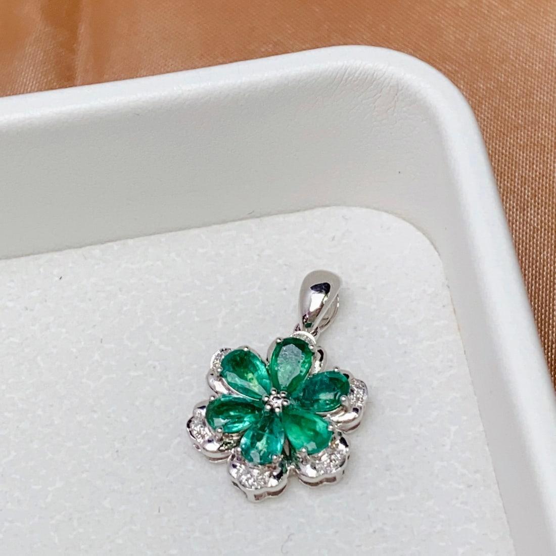 14k Gold 1.80 Ct Natural Emerald & Diamond Pendant( Without Chain ): Ref:231126105 // gold content:14k gold // main gemstone:emerald // shape:pear // carat weight:1. 80ct // color:green // treatment:natural // // adjacent gemstone 2 : diamond // number of stones:19 //