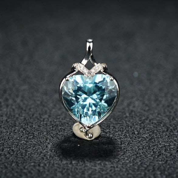 14k Gold 4.43 Ct Natural Aquamarine & Diamond Pendant( Without Chain ): Ref:231126108 // gold content:14k gold // main gemstone:aquamarine // shape:heart // carat weight:4. 43ct // color:santa maria color // treatment:natural // // adjacent gemstone 2 : diamond // shape:r