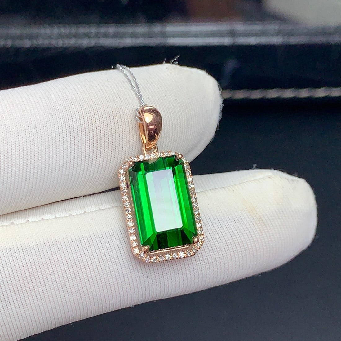 14k Gold 5.7 Ct Natural Tourmaline & Diamond Pendant( Without Chain ): Ref:231126113 // gold content:14k gold // main gemstone:tourmaline // shape:octagonal // carat weight:5. 7ct // color:green // treatment:natural // // adjacent gemstone 2 : diamond // shape:round // c