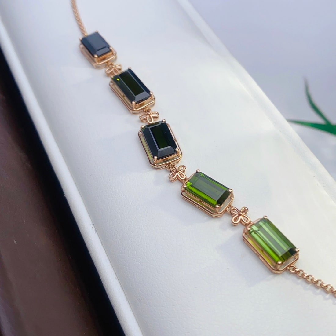 14k Gold 8.40 Ct Natural Tourmaline Bracelet: Ref:231126146 // gold content:14k gold // main gemstone:tourmaline // shape:octagonal // carat weight:8. 40ct // color:green // treatment:natural // High Estimate: 6400Low Estimate: 4300Condition: