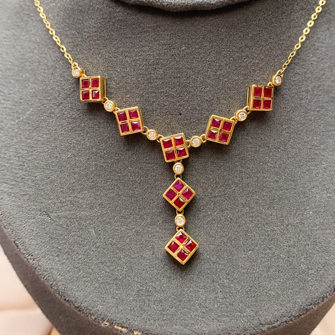 14k Gold 2.40 Ct Natural Ruby & Diamond Necklace: Ref:231126153 // gold content:14k gold // main gemstone:ruby // shape:princess // carat weight:2. 40ct // color:red // treatment:natural // // adjacent gemstone 2 : diamond // number of stones:8 // sh