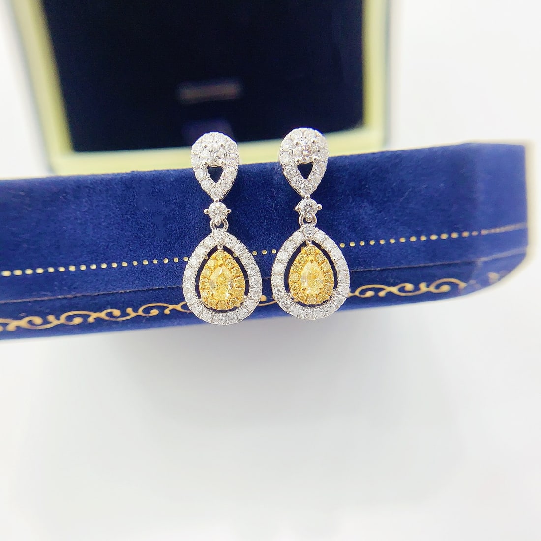 14k Gold 0.91 Ctw Natural Yellow Diamond & Diamond Earrings: Ref:231126155 // gold content:14k gold // main gemstone:yellow diamond // shape:pear // carat weight:0. 21ct // color:yellow // treatment:natural // // adjacent gemstone 2 : diamond // shape:round //