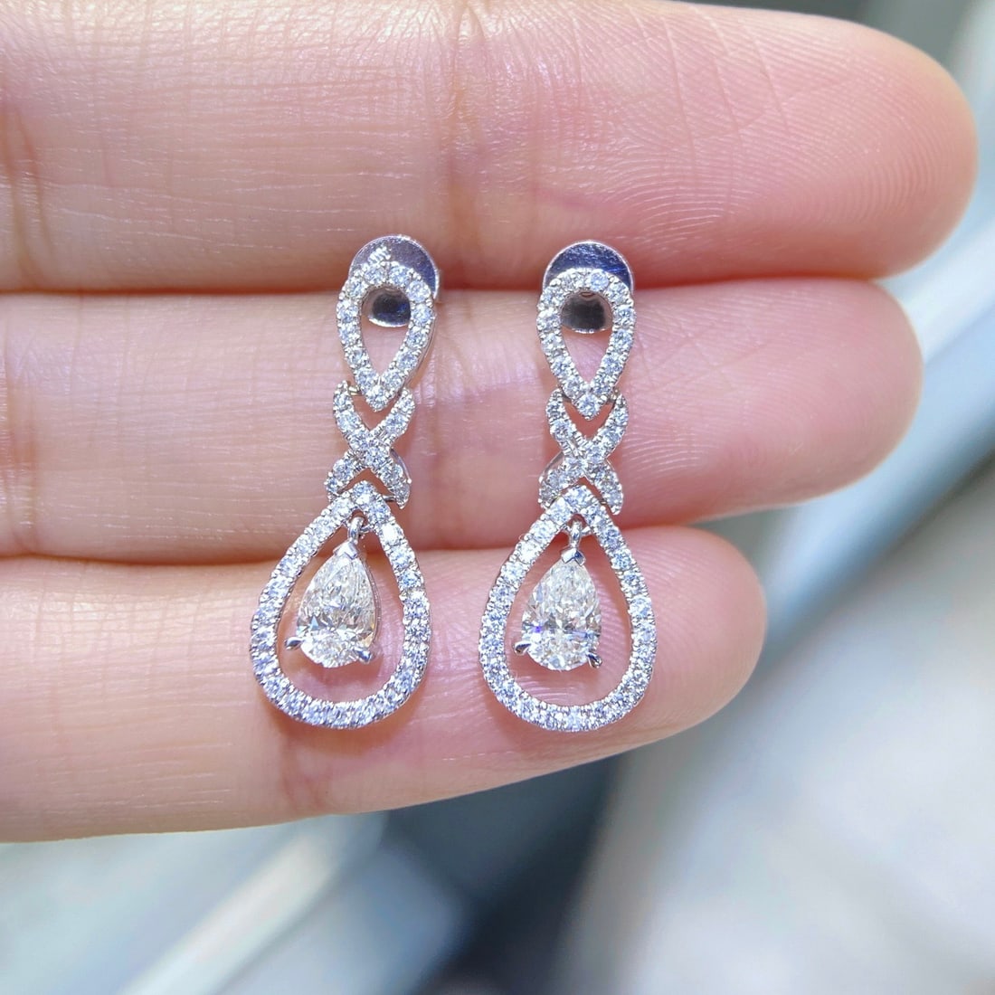 14k Gold 1.16 Ctw Natural H Diamond Earrings: Ref:231126175 // gold content:14k gold // main gemstone:diamond // shape:pear // carat weight:0. 62ct // clarity grade:vs-si // color:h // treatment:natural // // adjacent gemstone 2 : diamond // shap