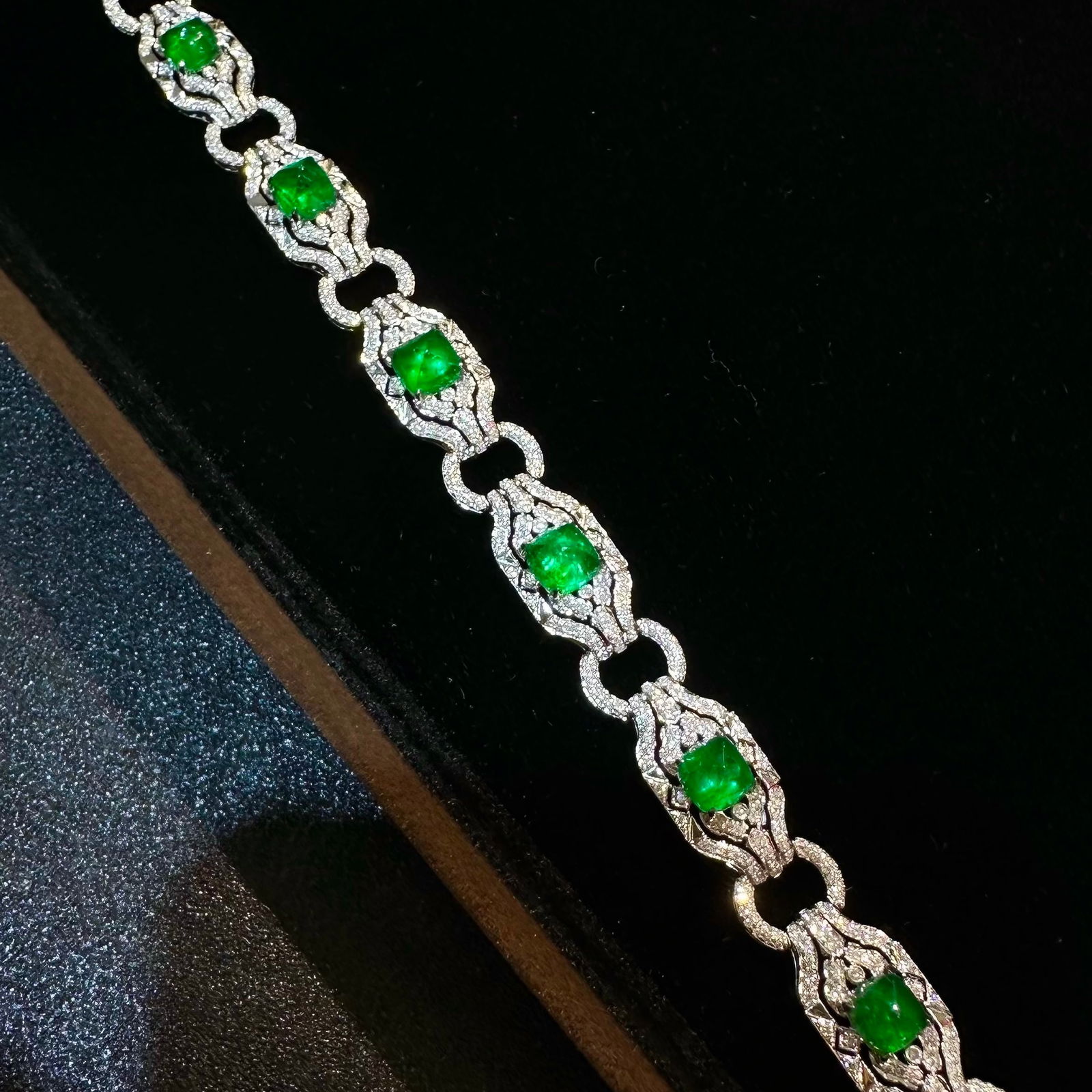 14k Gold 9.24 Ctw Vivid Green Natural Emerald & Diamond Bracelet: Ref:231126182 // gold content:14k gold // main gemstone:emerald // shape:sugar-loaf // carat weight:7. 08ct // color:vivid green // treatment:natural // // adjacent gemstone 2 : diamond // shape:round