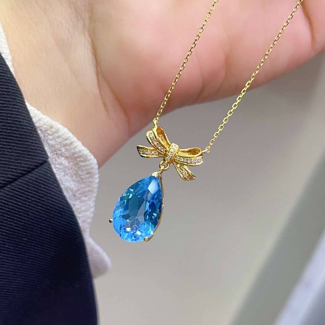 14k Gold 5.50 Ct Natural Topaz & Diamond Necklace - 2